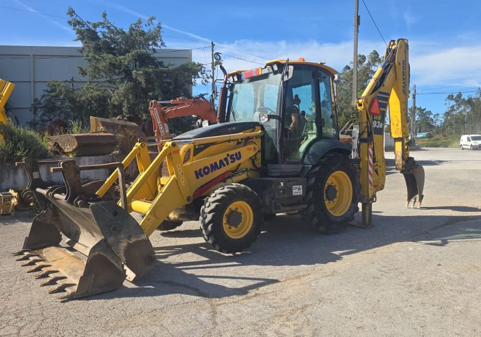 Retroescavadora Komatsu WB93R - 2023
